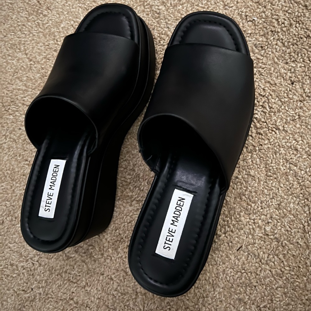 Steve Madden Moveable Platform Sandal black platform wedge. Never worn. Size 7.5
